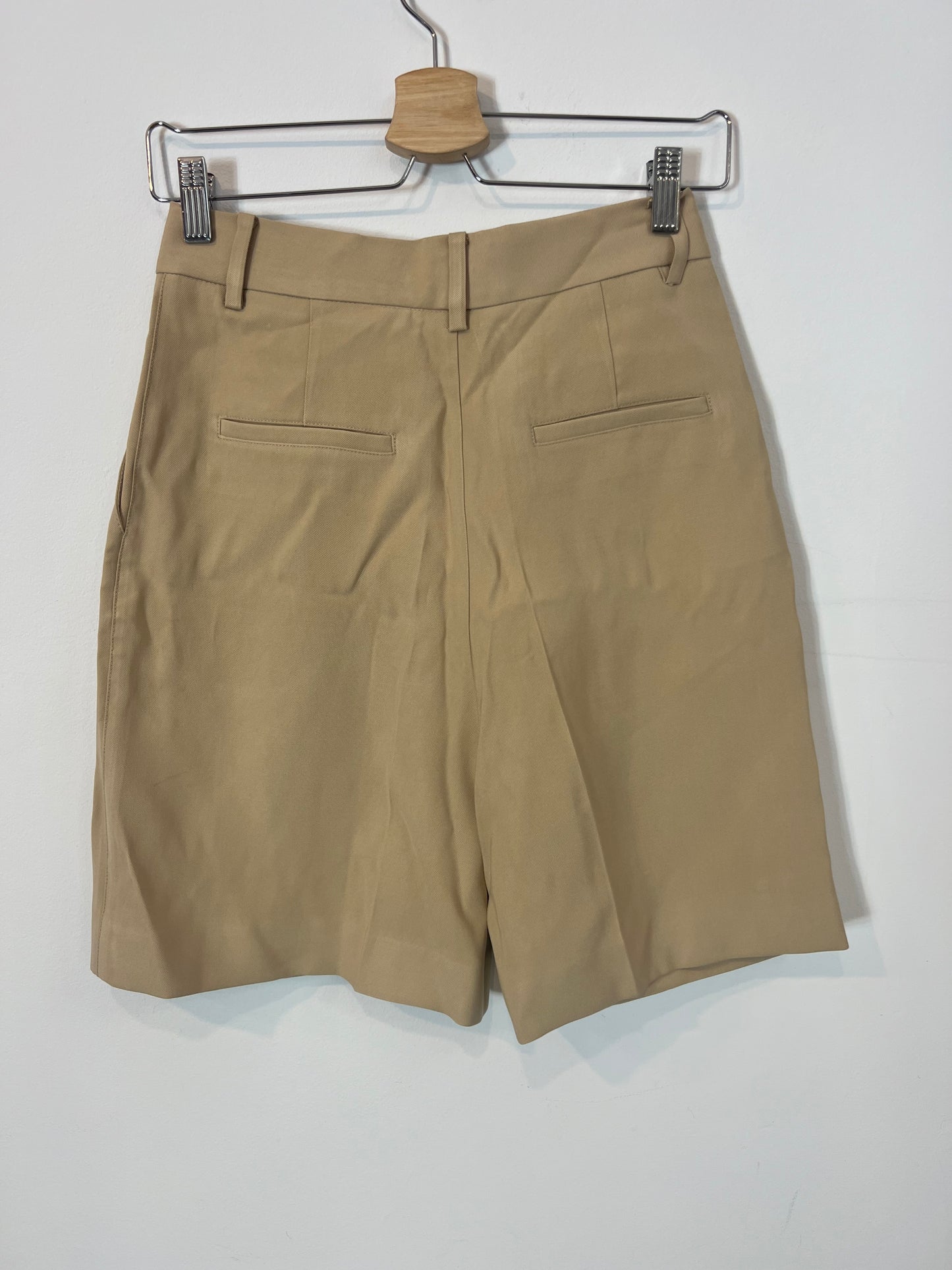 MANGO. Bermuda fluida beige T.34