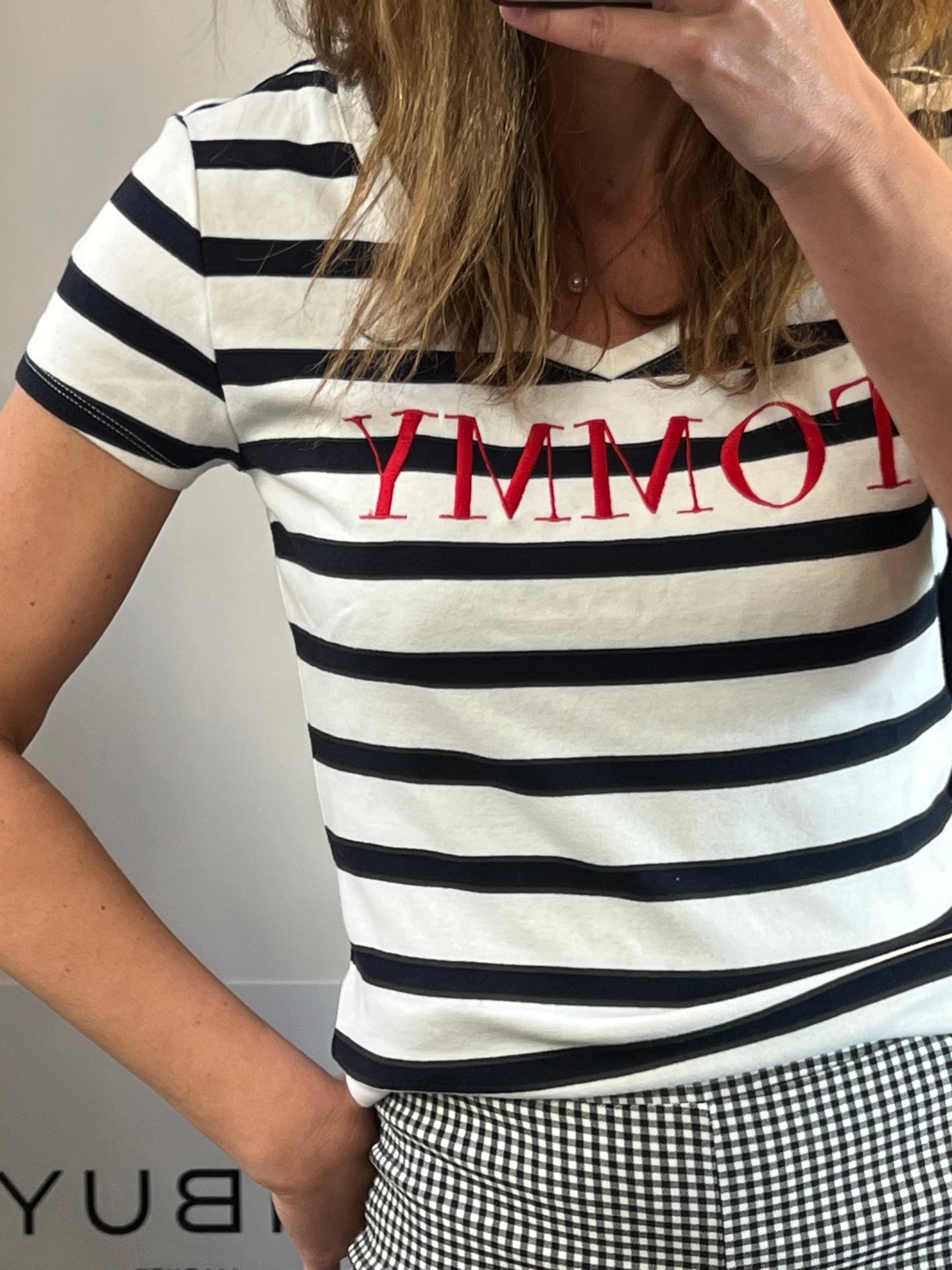 TOMMY  HILFIGUER. Camiseta rayas letras bordadas. T L