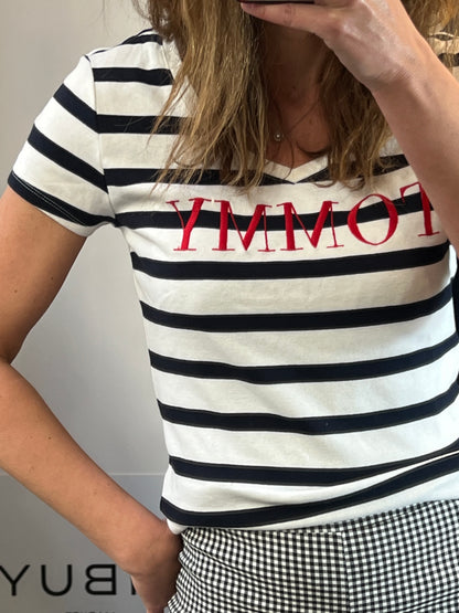 TOMMY  HILFIGUER. Camiseta rayas letras bordadas. T L