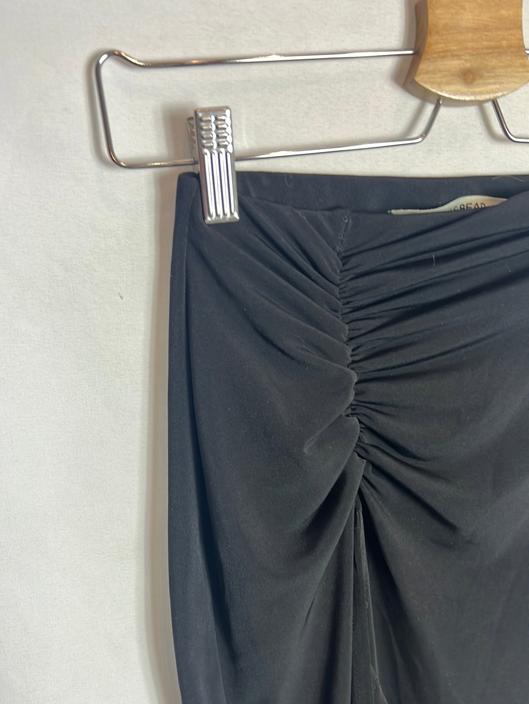 PULL&BEAR . Falda midi negra apertura . T S