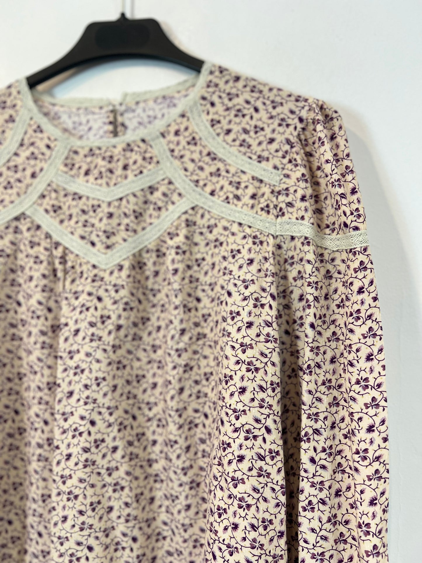 OTHERS.beige blouses with little flowers Your(s)