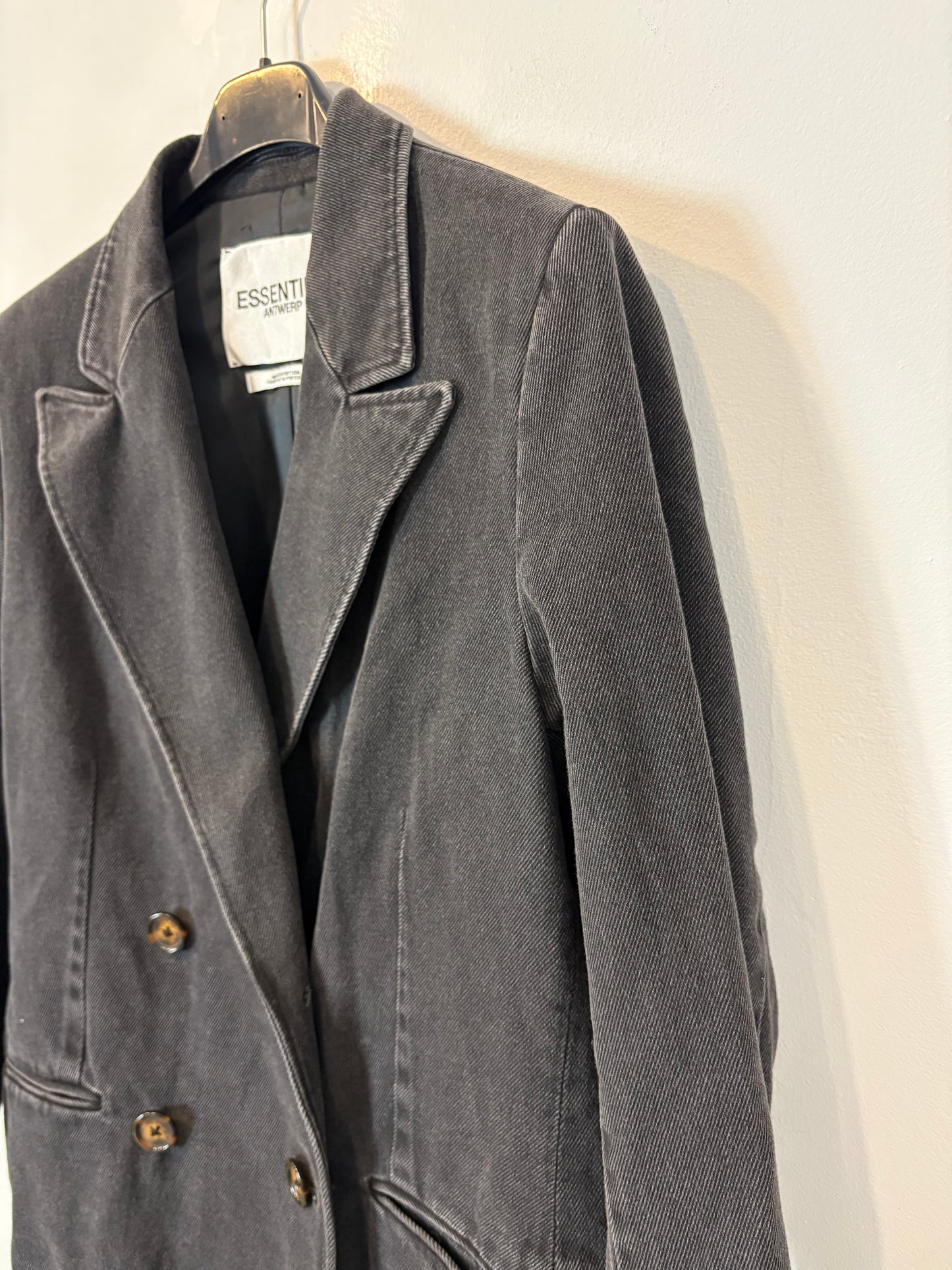 ESSENTIEL ANTWERP. Blazer azul denim