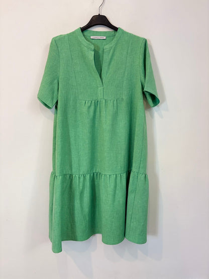 CARACTÉRE. Vestido corto verde textura