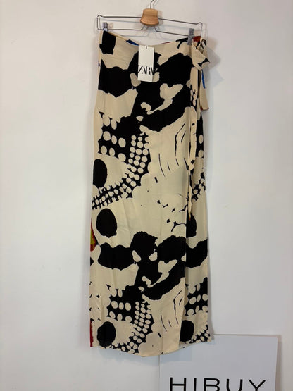 ZARA. Pantalón estampado efecto falda