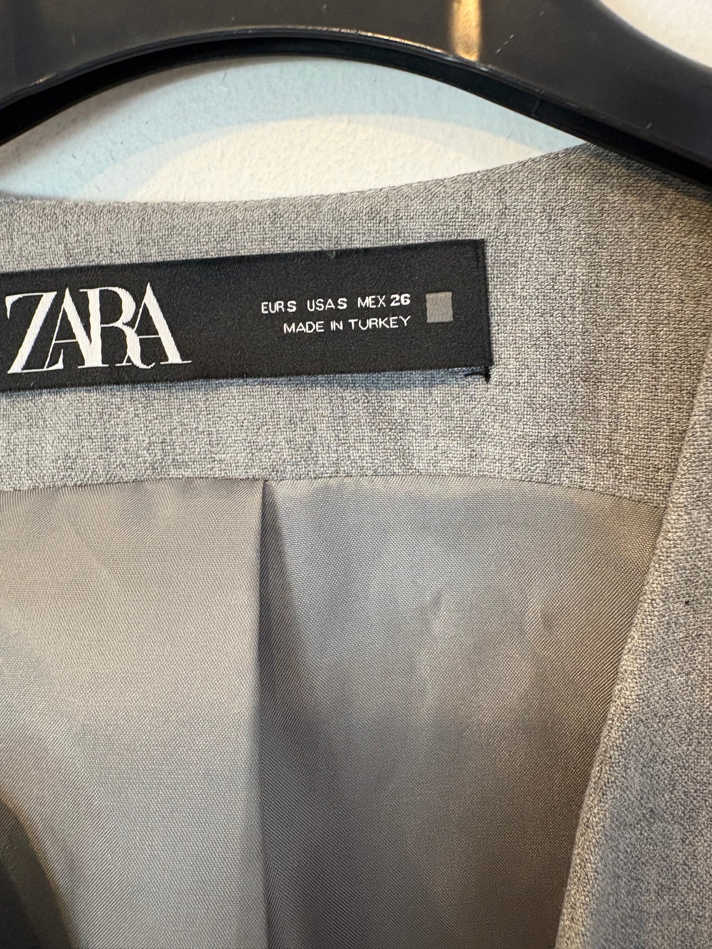 ZARA. Chaleco gris claro