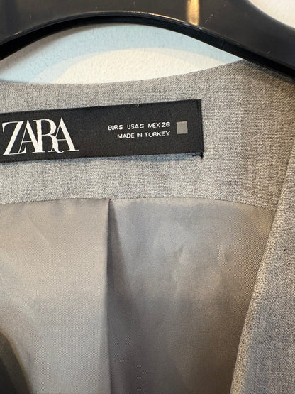 ZARA. Chaleco gris claro