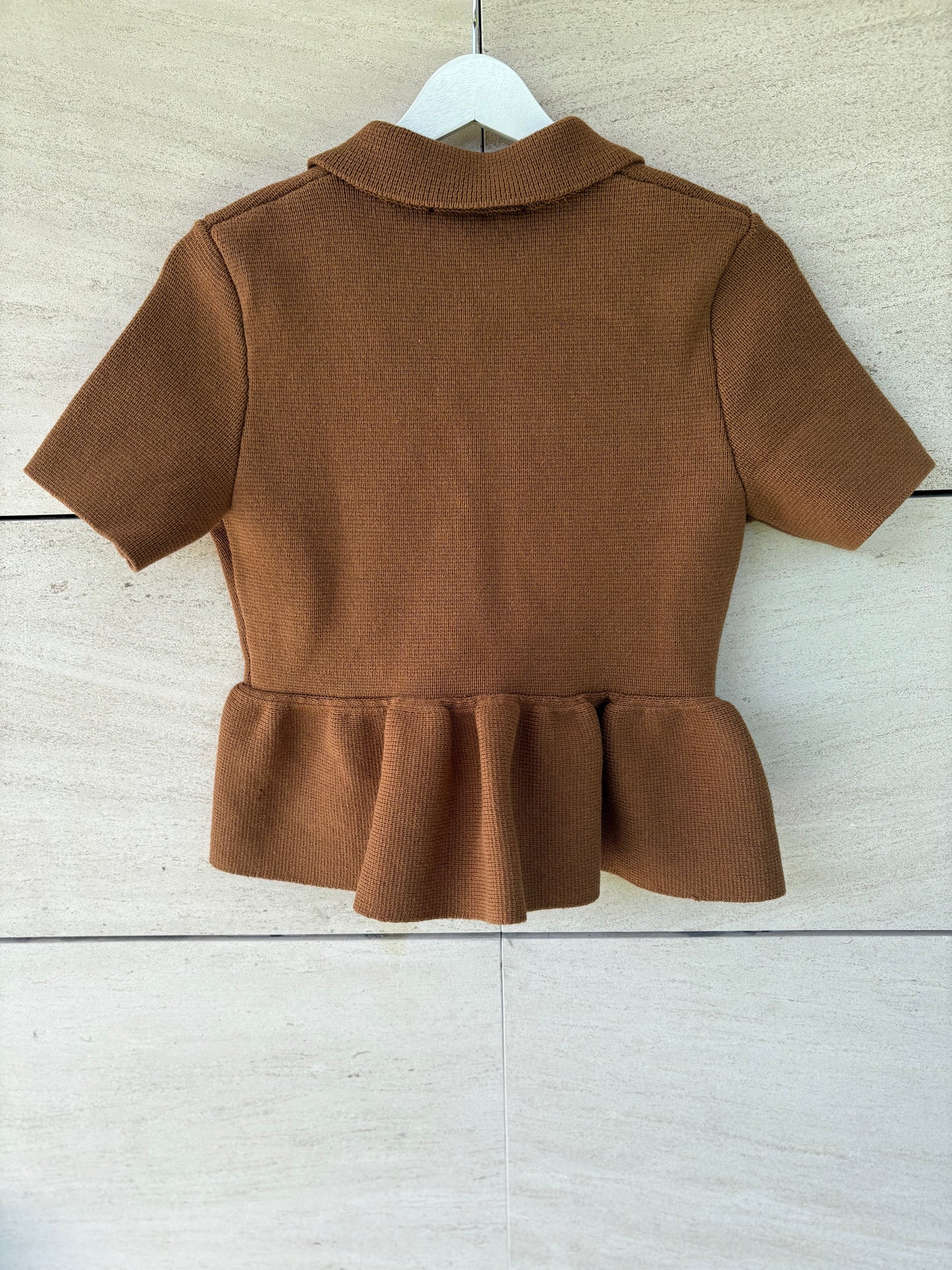 ZARA. Brown buttoned knit top. TS