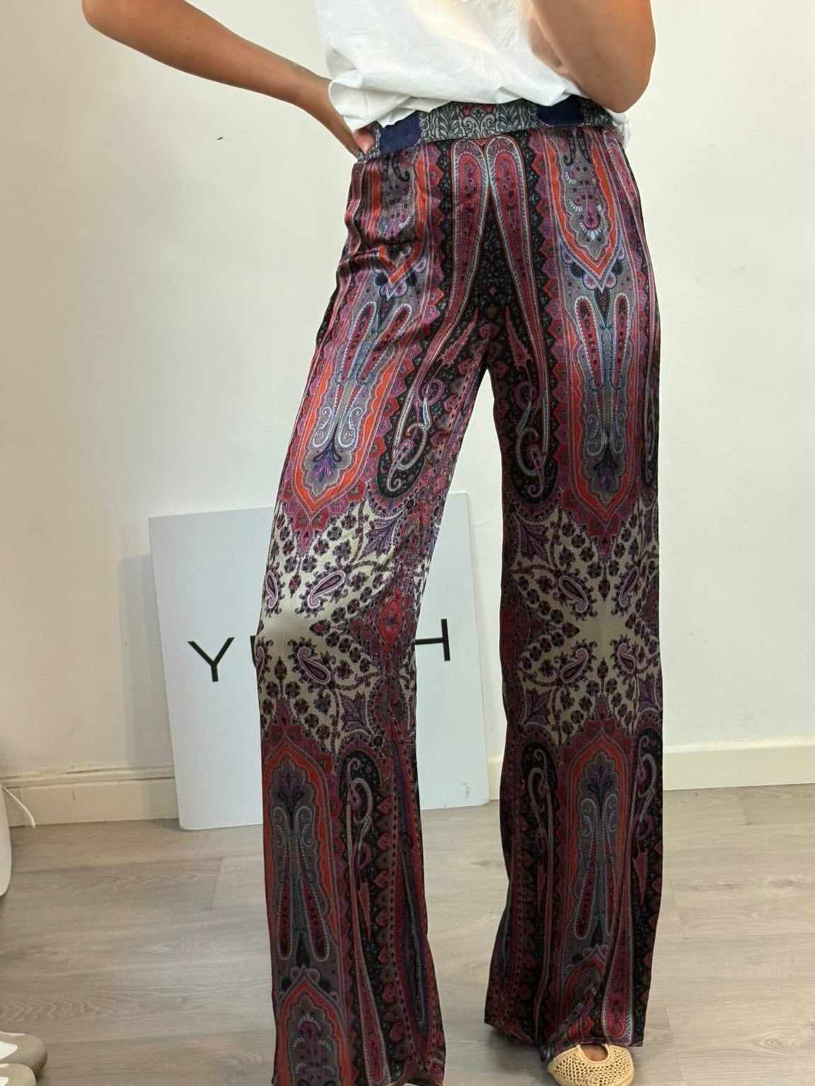 ETRO. Flowy trousers with a burgundy print. Size 36