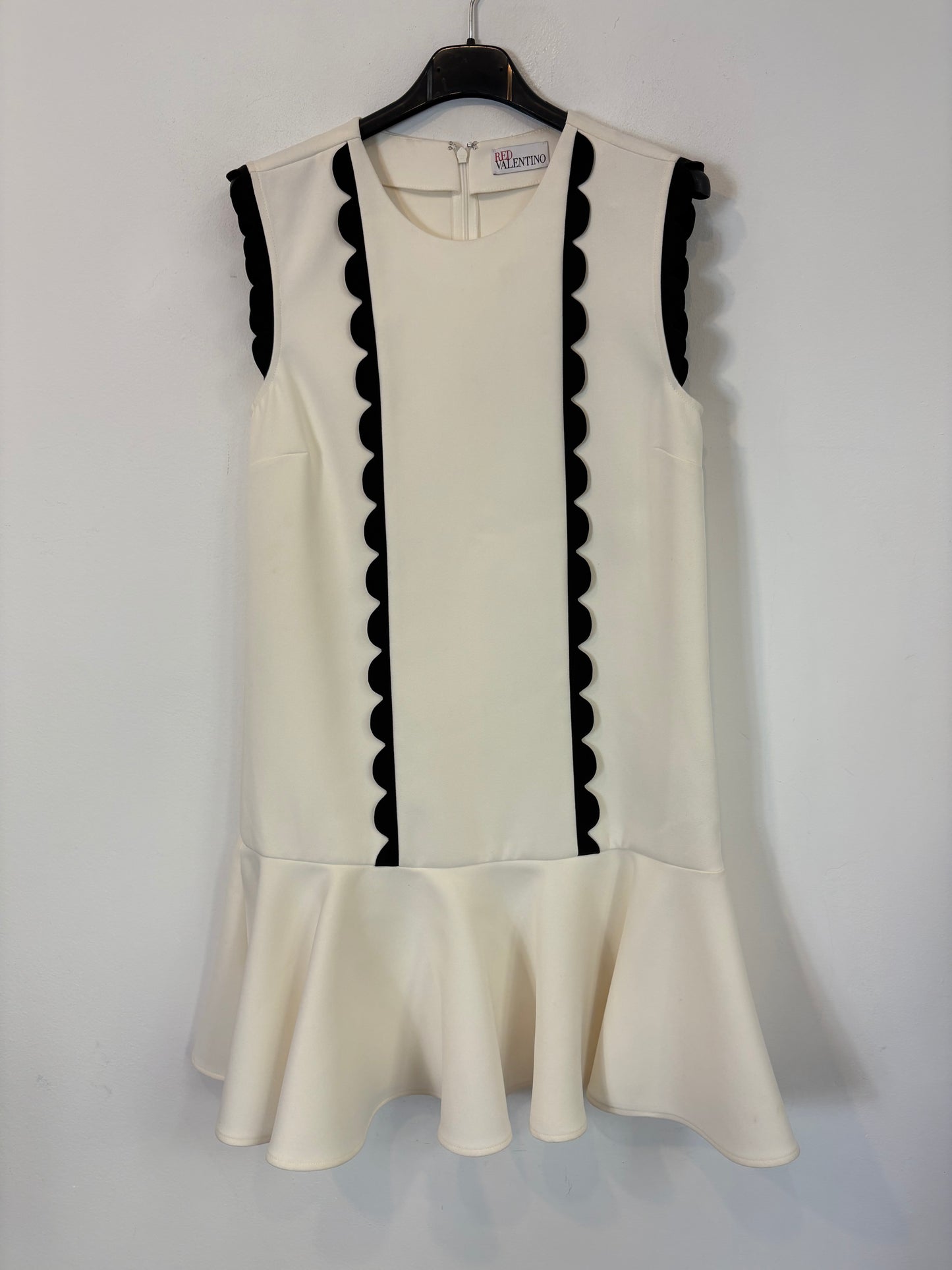 RED VALENTINO. Vestido corto volante. T 40 (S)