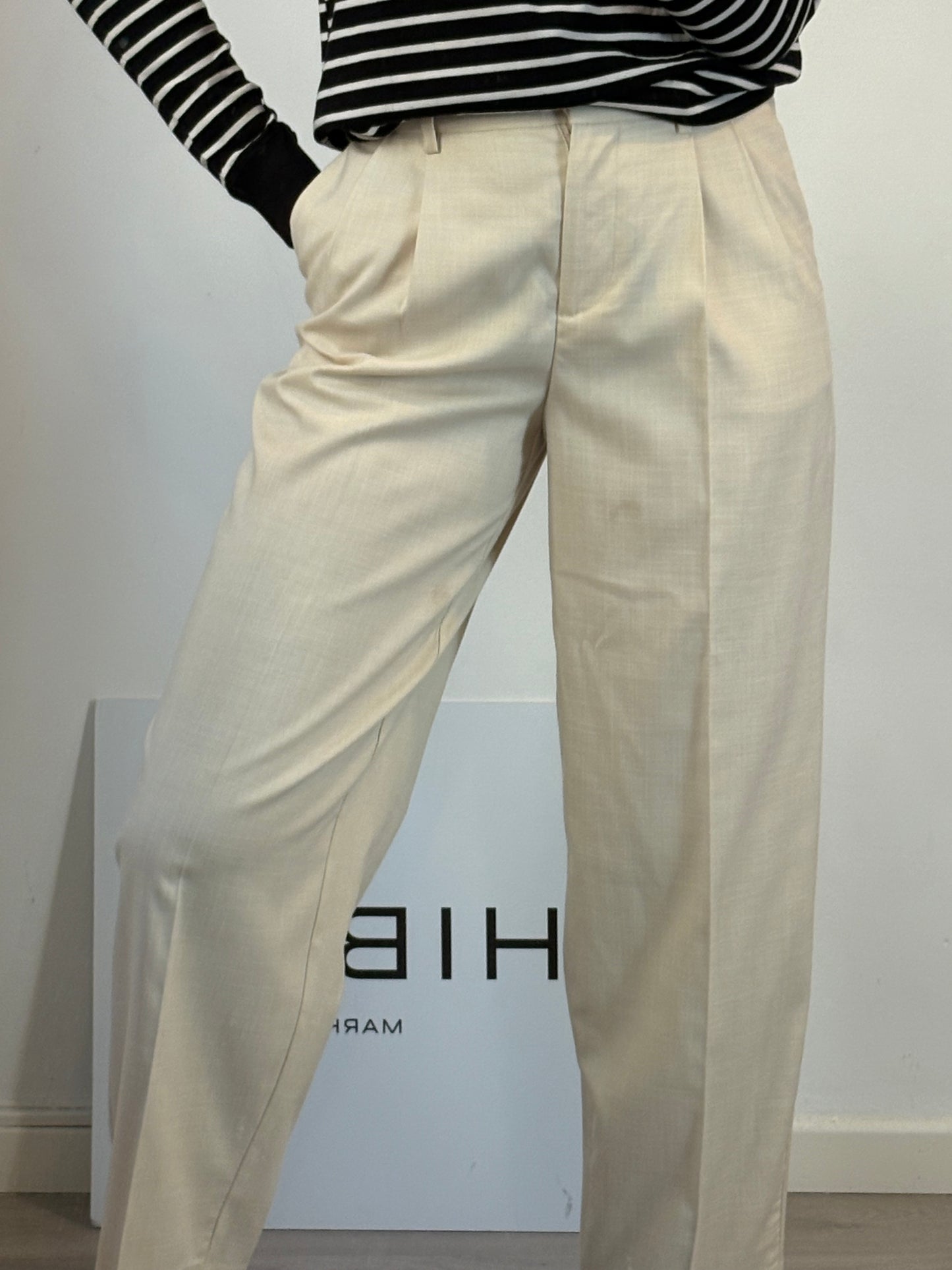 SELECTED. Flowing beige pleated trousers, size 34