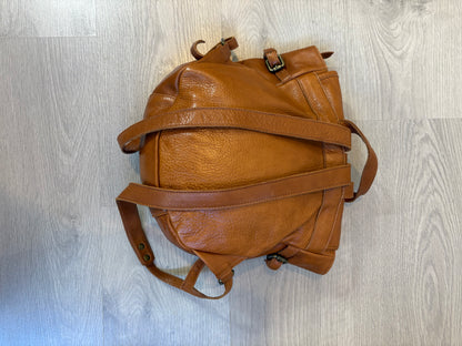 MICUIR. Mochila tachas camel