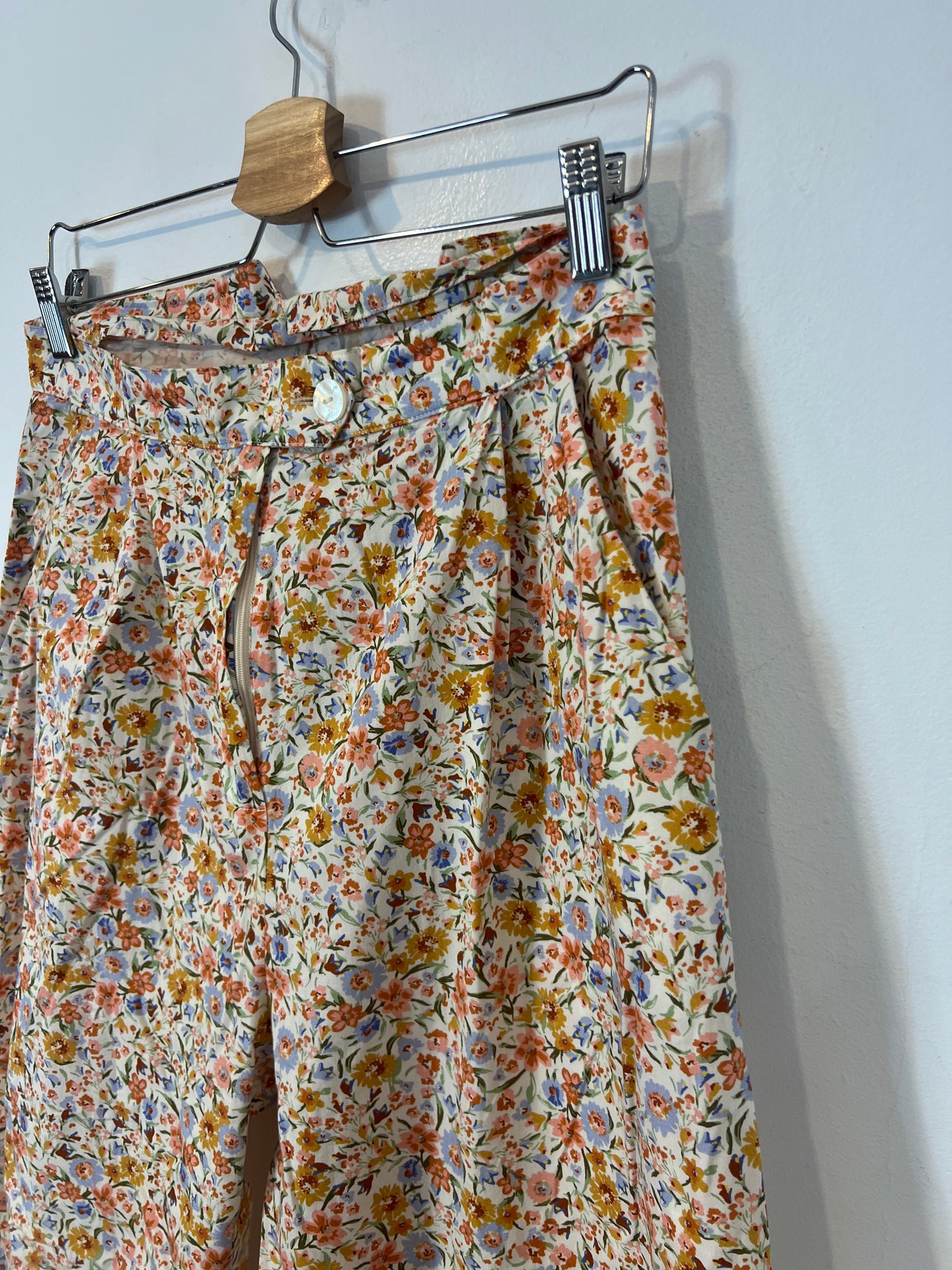 OTHERS. Flowy floral trousers size 40