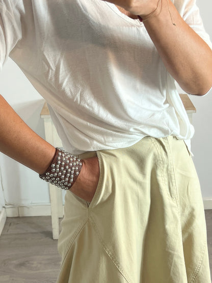 OTRAS. pulsera marrón tachuelas