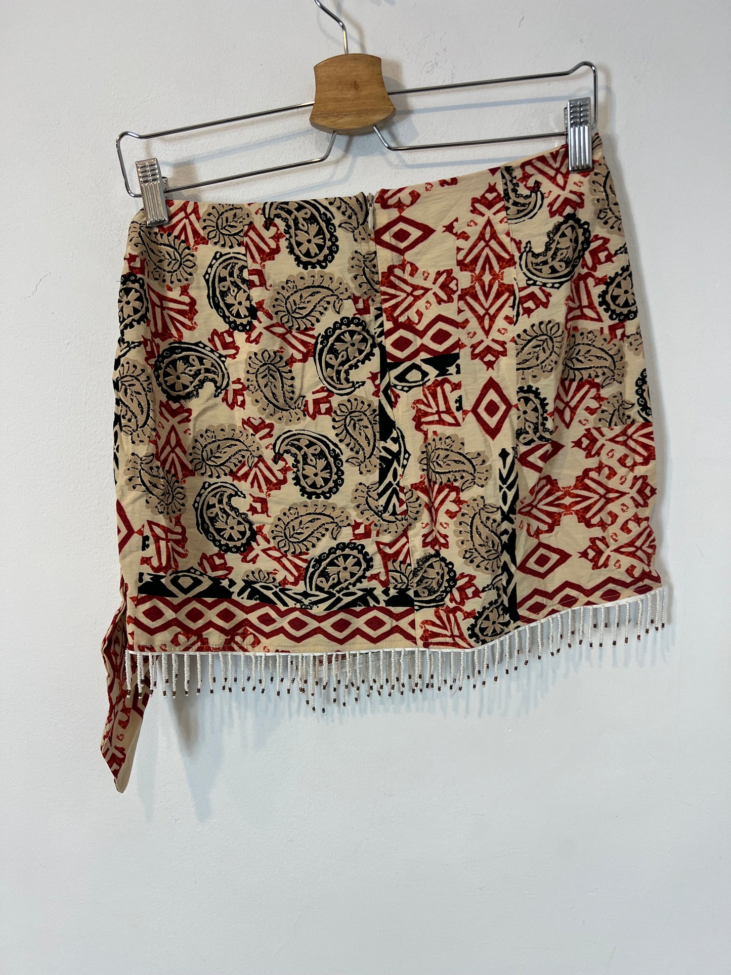 ZARA. Falda corta efecto pareo detalle flecos. T XS