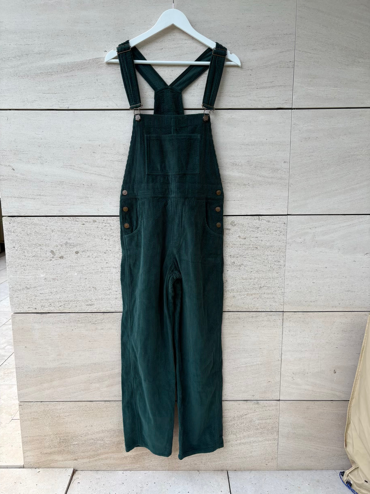 MILLDRED. Mono largo pana en verde
