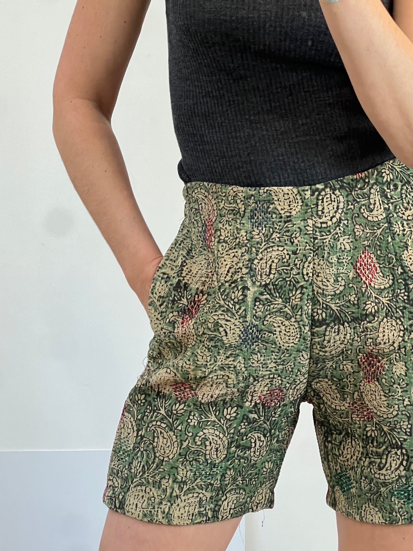 CURIOSITY LAB. Bermuda textura tonos verdes. T XS