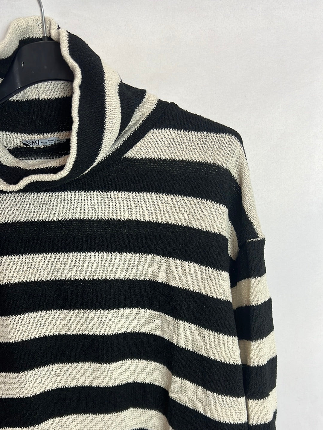 ZARA. Jersey rayas cuello alto textura. TS