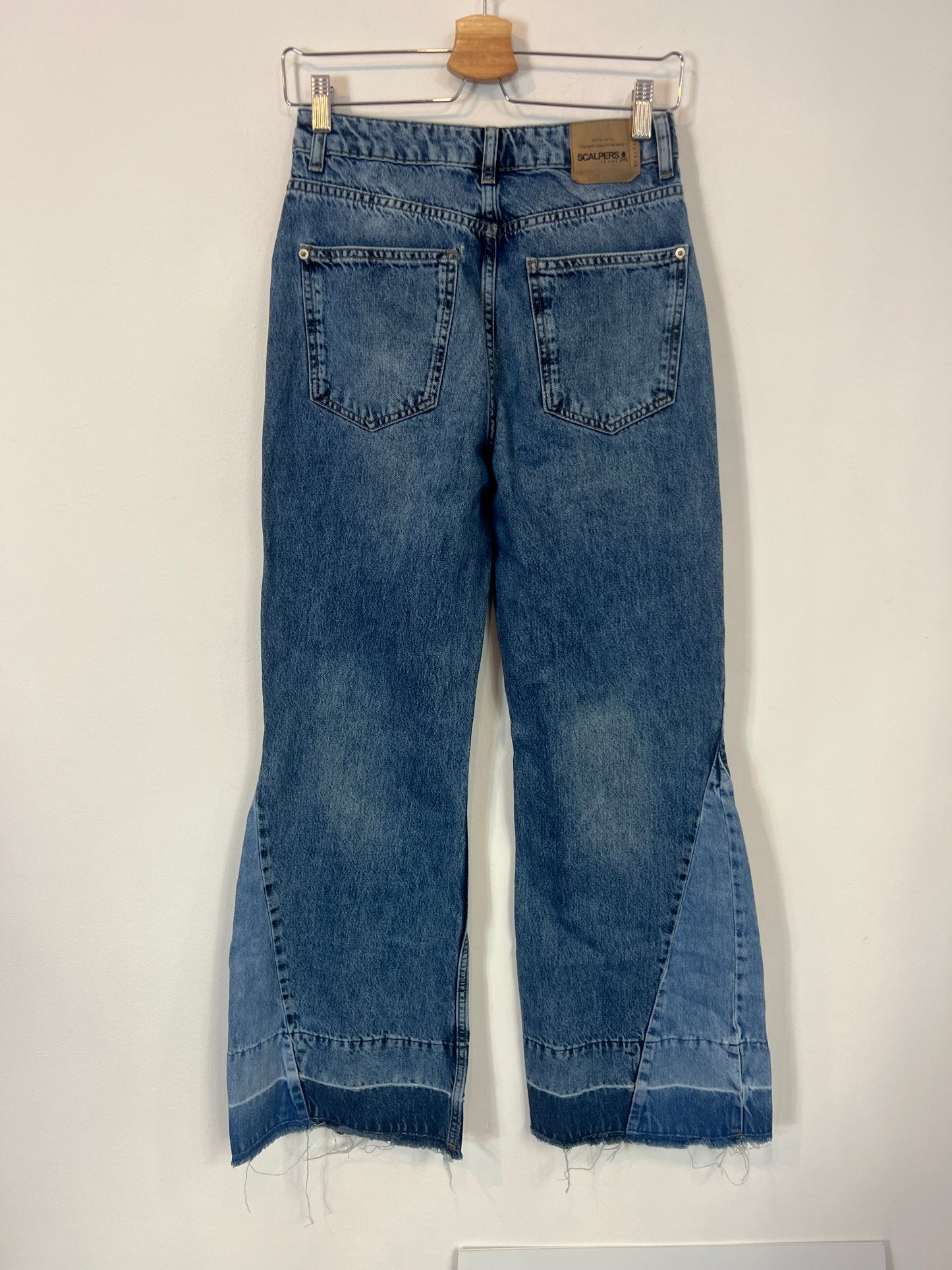 SCALPERS. Denim tiro alto campana. T 36