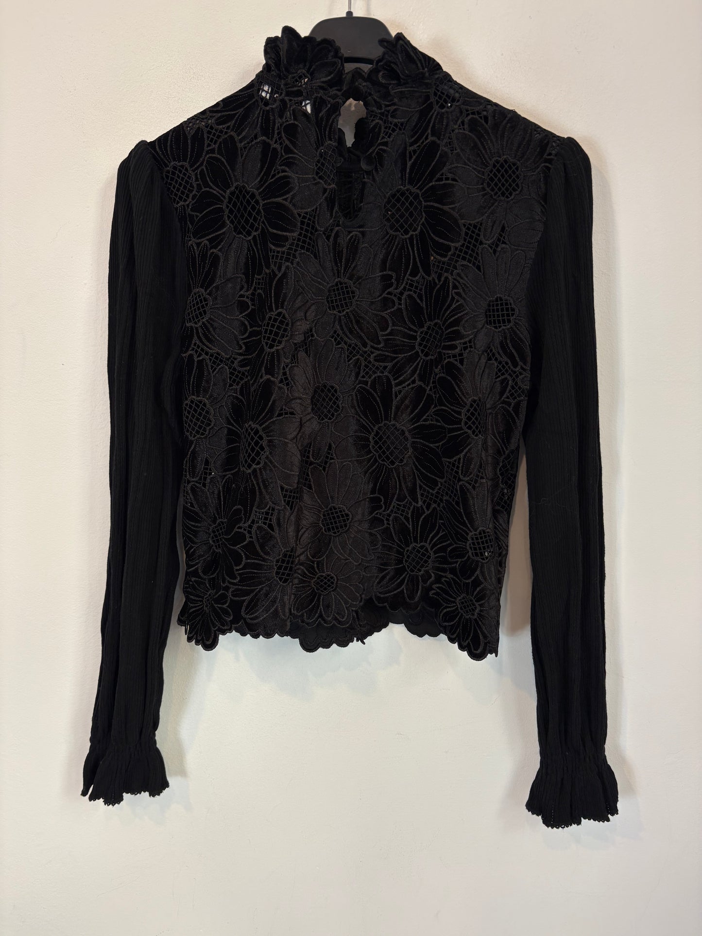 SANDRO. Top negro flores encaje T.2(s/m)