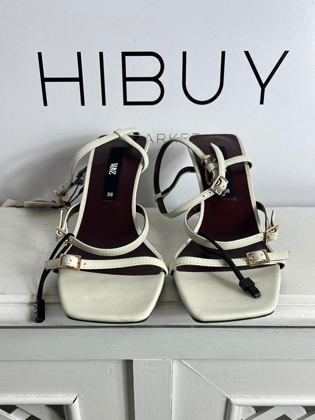 ZARA. Sandalias blancas y burdeos tiras hebillas. T 38