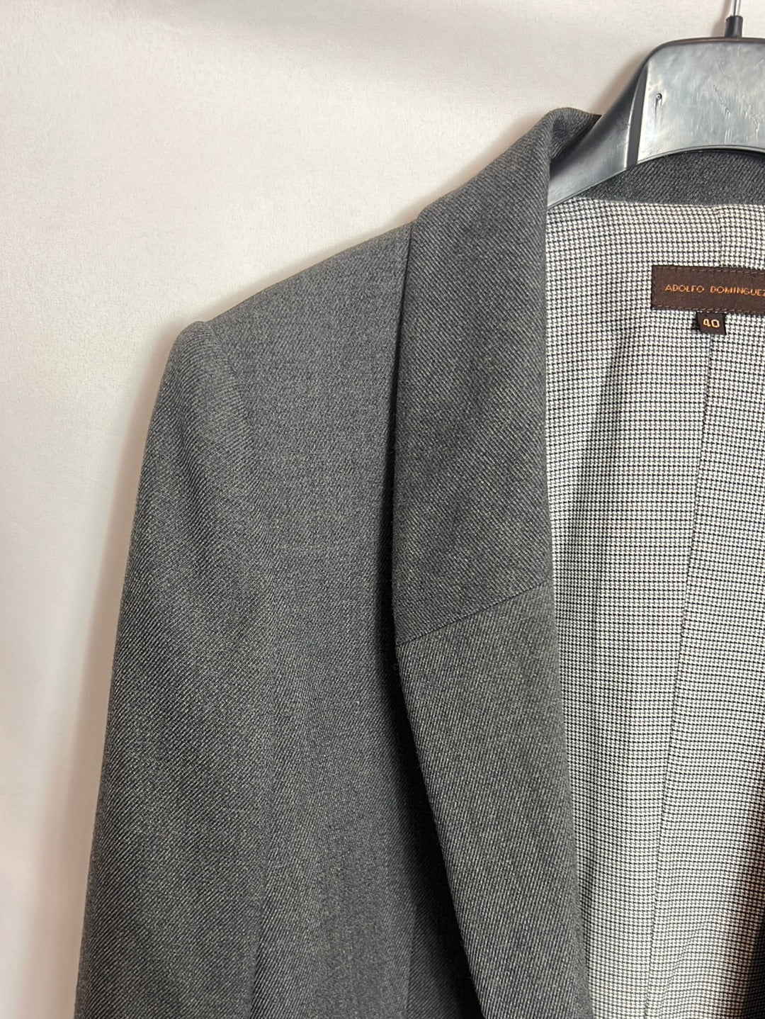 ADOLFO DOMÍNGUEZ. Textured gray blazer. T40