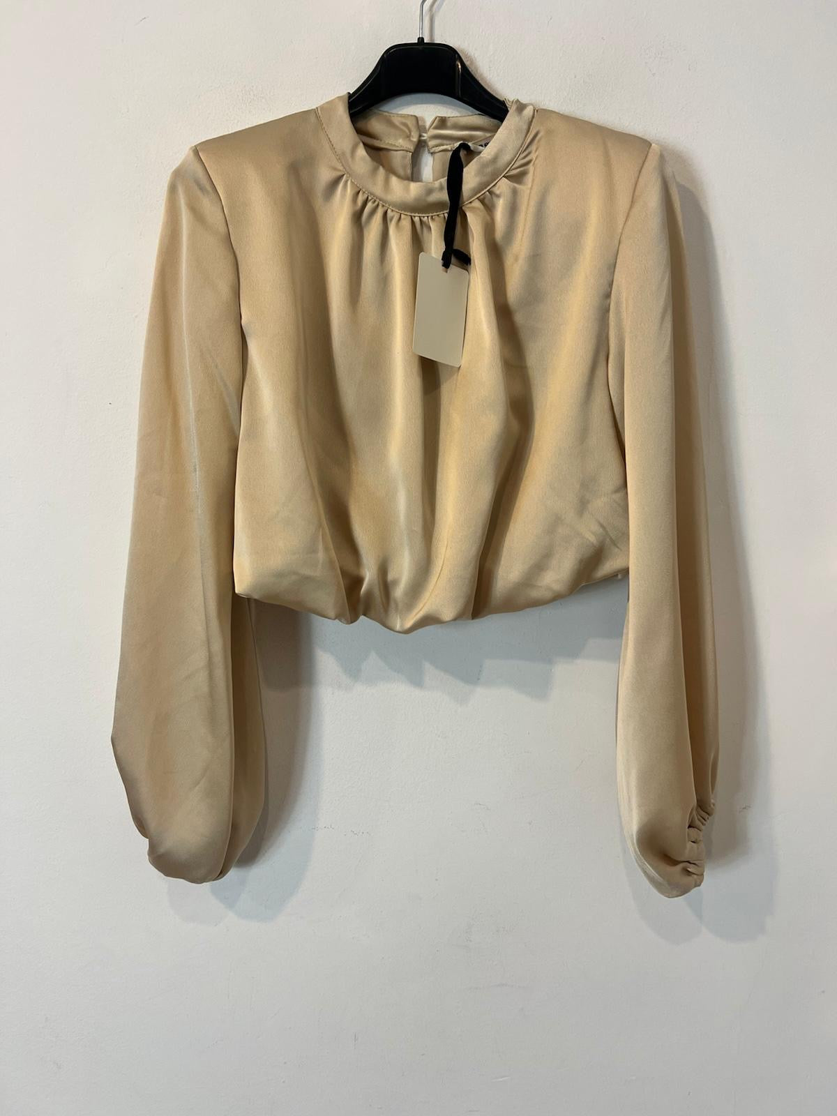 BASYCO JEREZ. Blusa satinada hombreras