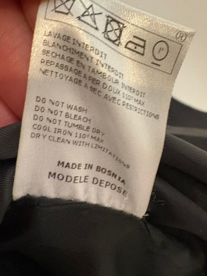 MAJE. Chaqueta lana en negro detalle hombros
