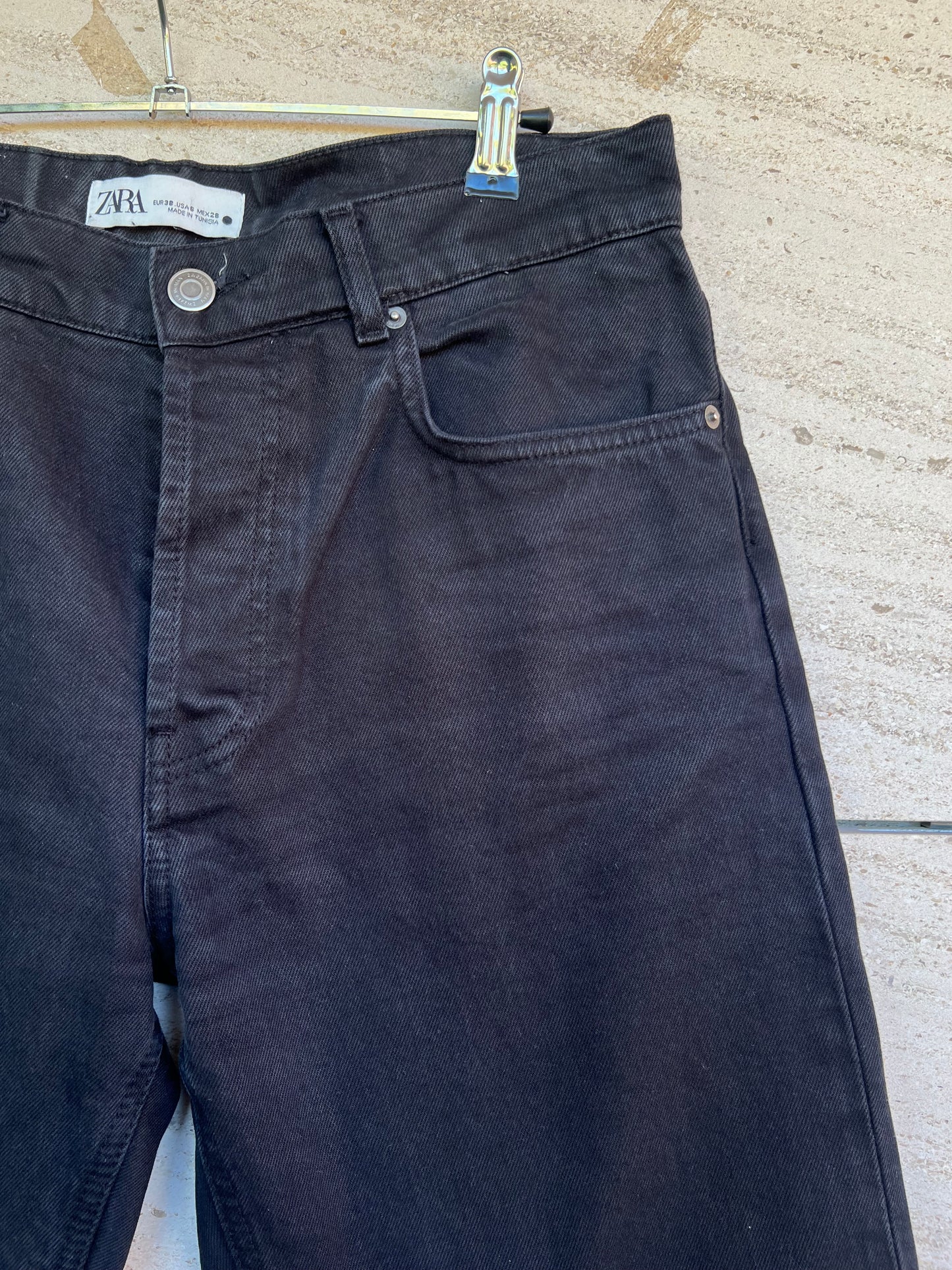 ZARA. Denim recto negro abotonado. T 38