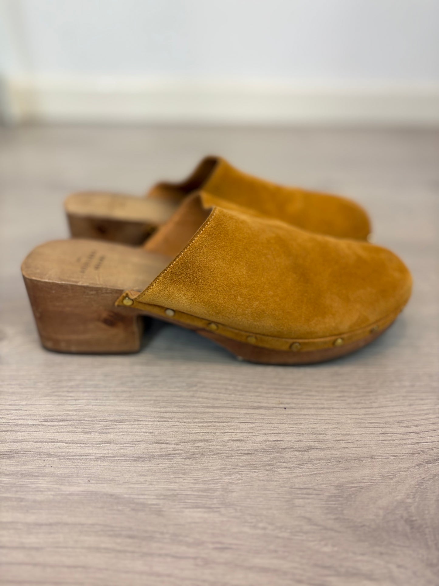 SÉZANE. Zueco camel piel