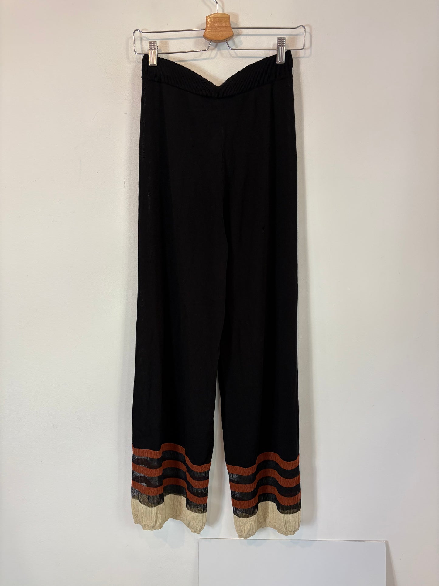 IS COMING. Conjunto punto rayas T.s