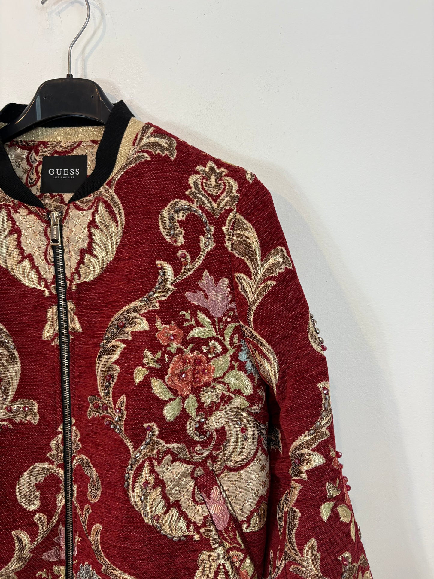 GUESS. Chaqueta burdeos detalles. T S