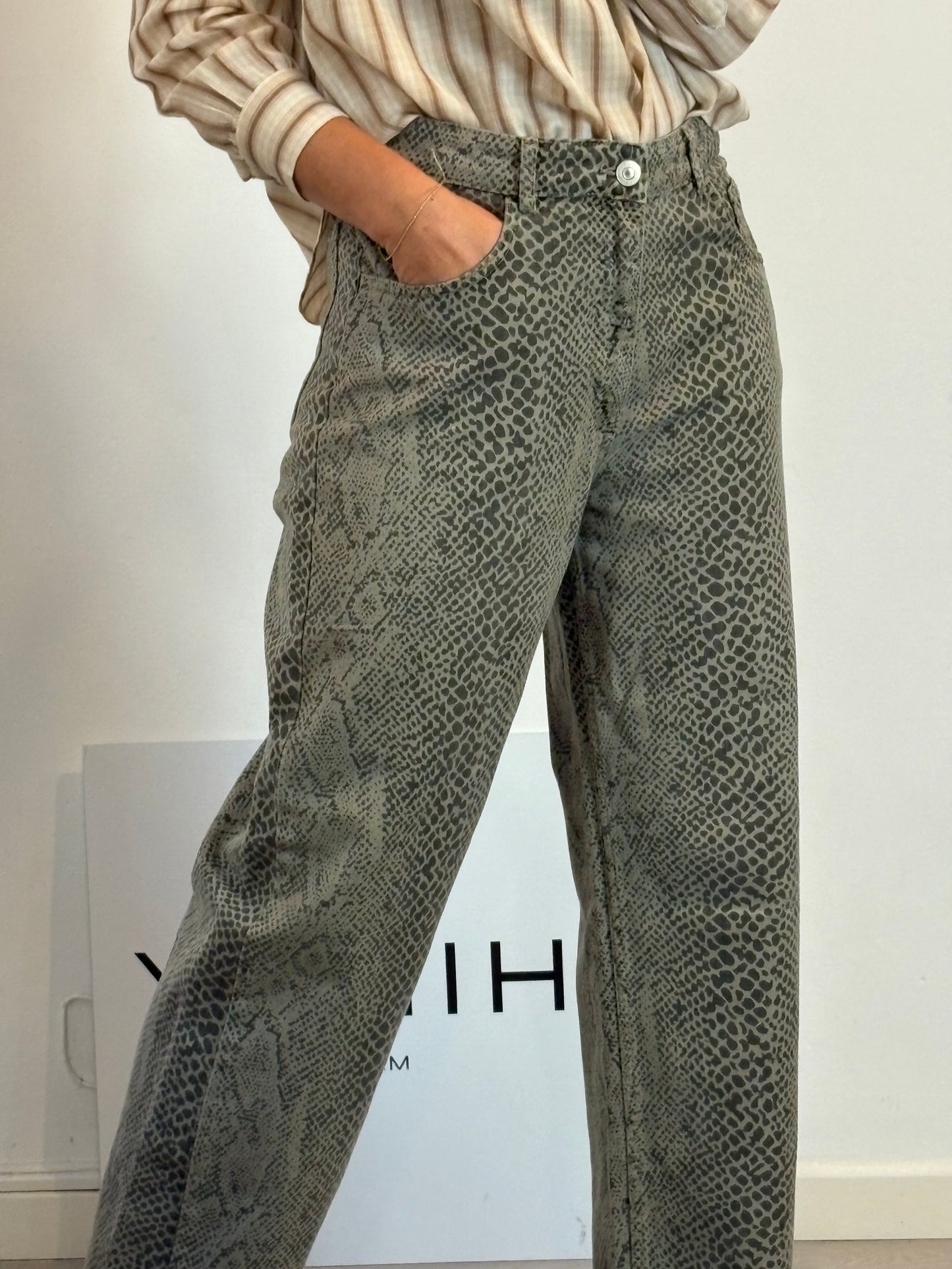 ZARA. Denim estampado pata ancha