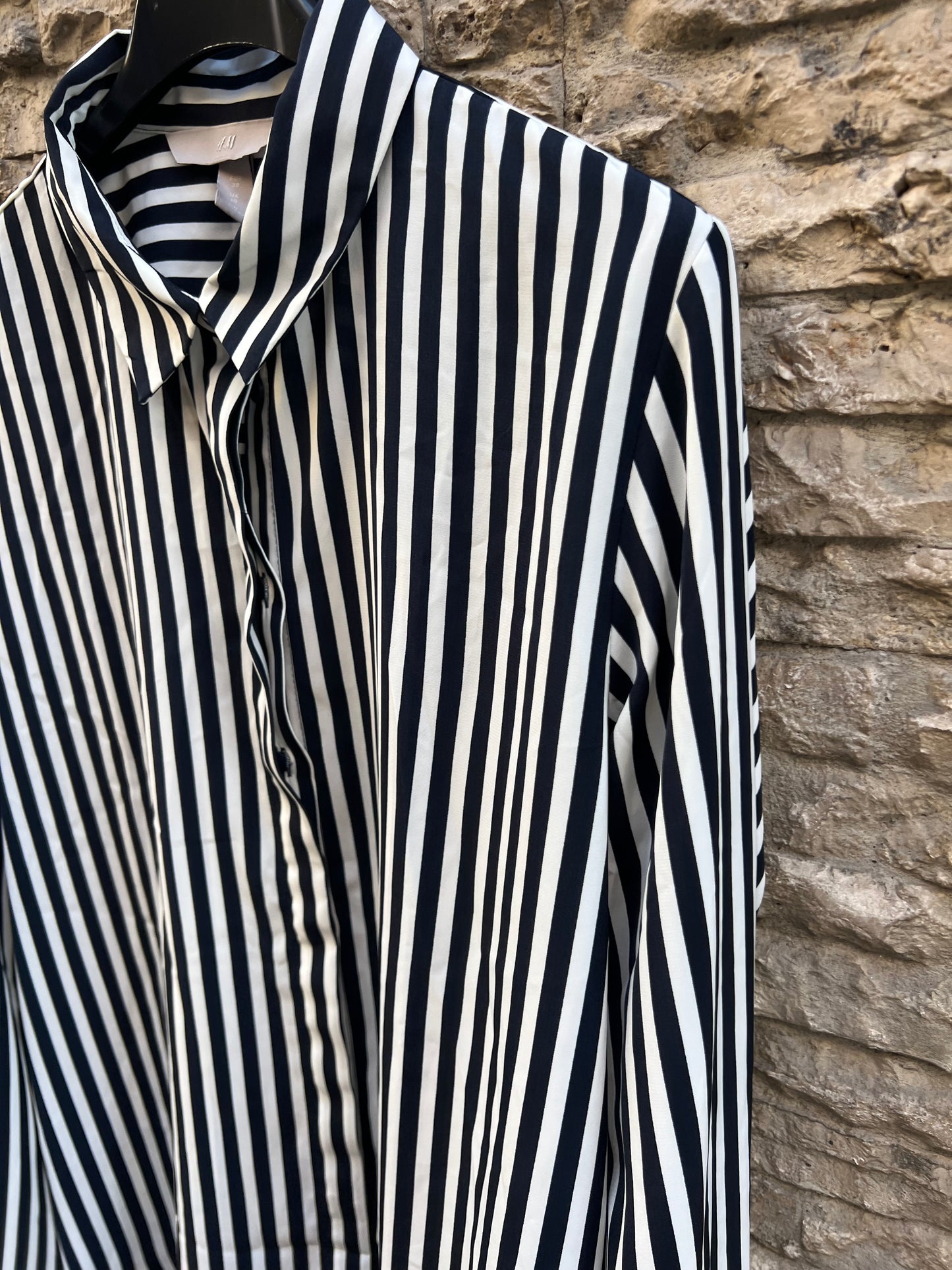 H&M. Blusa fluida rayas blancas y negras. T 38