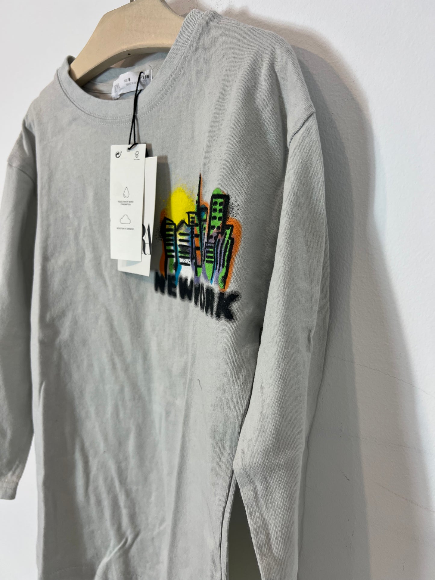 ZARA. Stone-colored T-shirt with a pattern. Size 6 years.