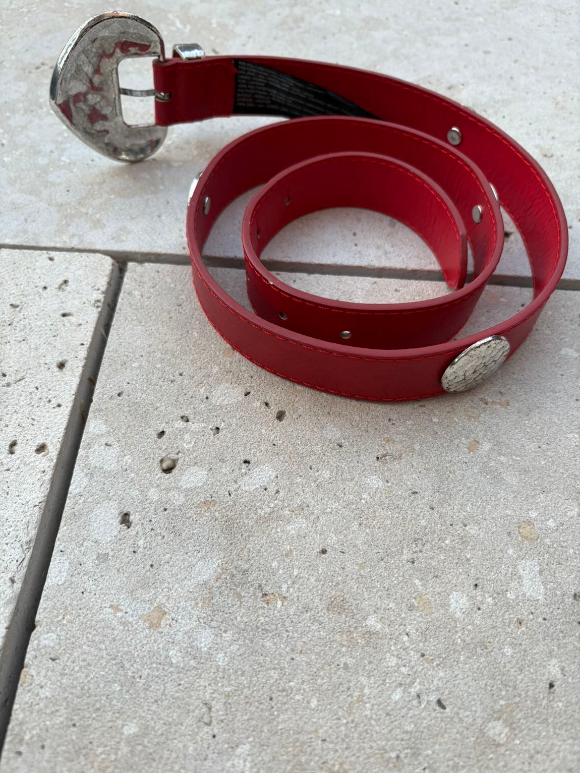 Cinturón rojo tachuelas