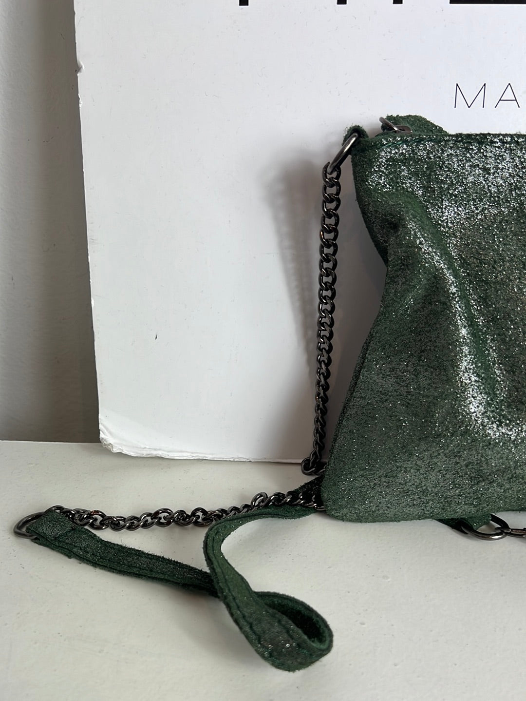 OTRAS. bolso piel verde brillo