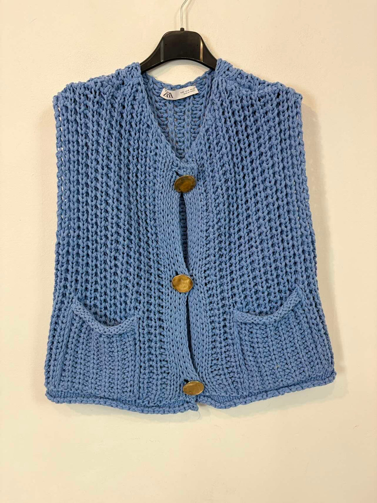 ZARA. Top punto azul botones