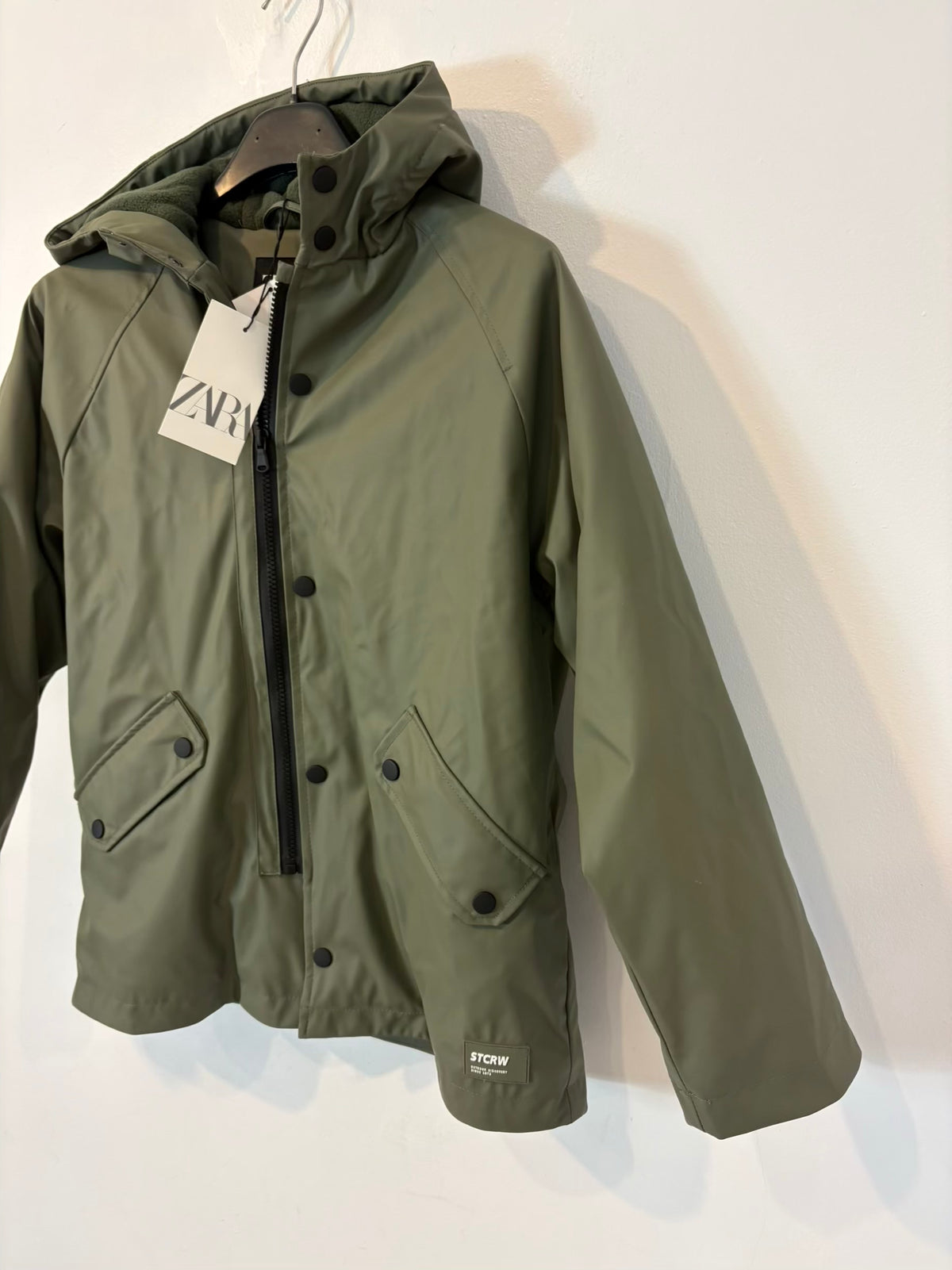 ZARA. Parka verde impermeable. T 9-10 años