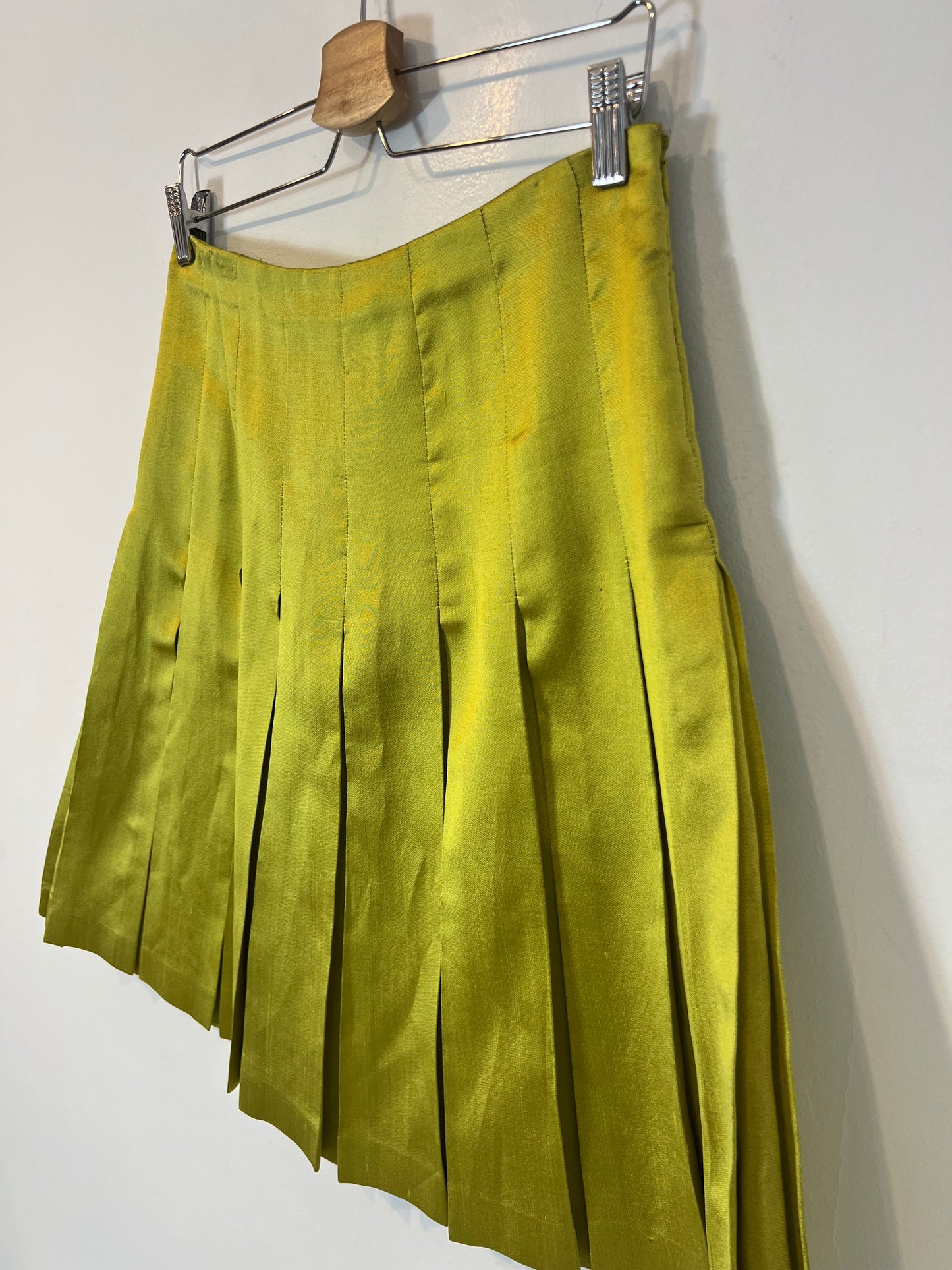 VALENTINO. Falda seda verde tablas. T 8 (38)