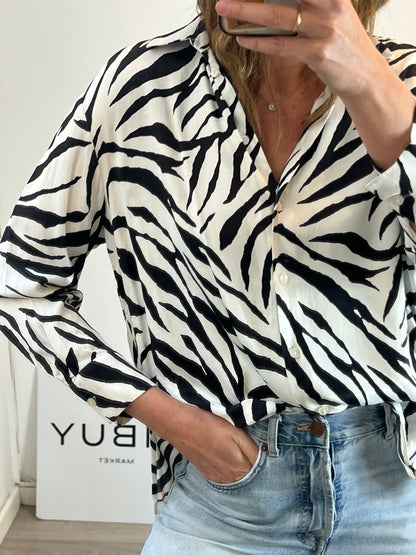 BERSHKA. Blusa satinada blanca y negra. T S