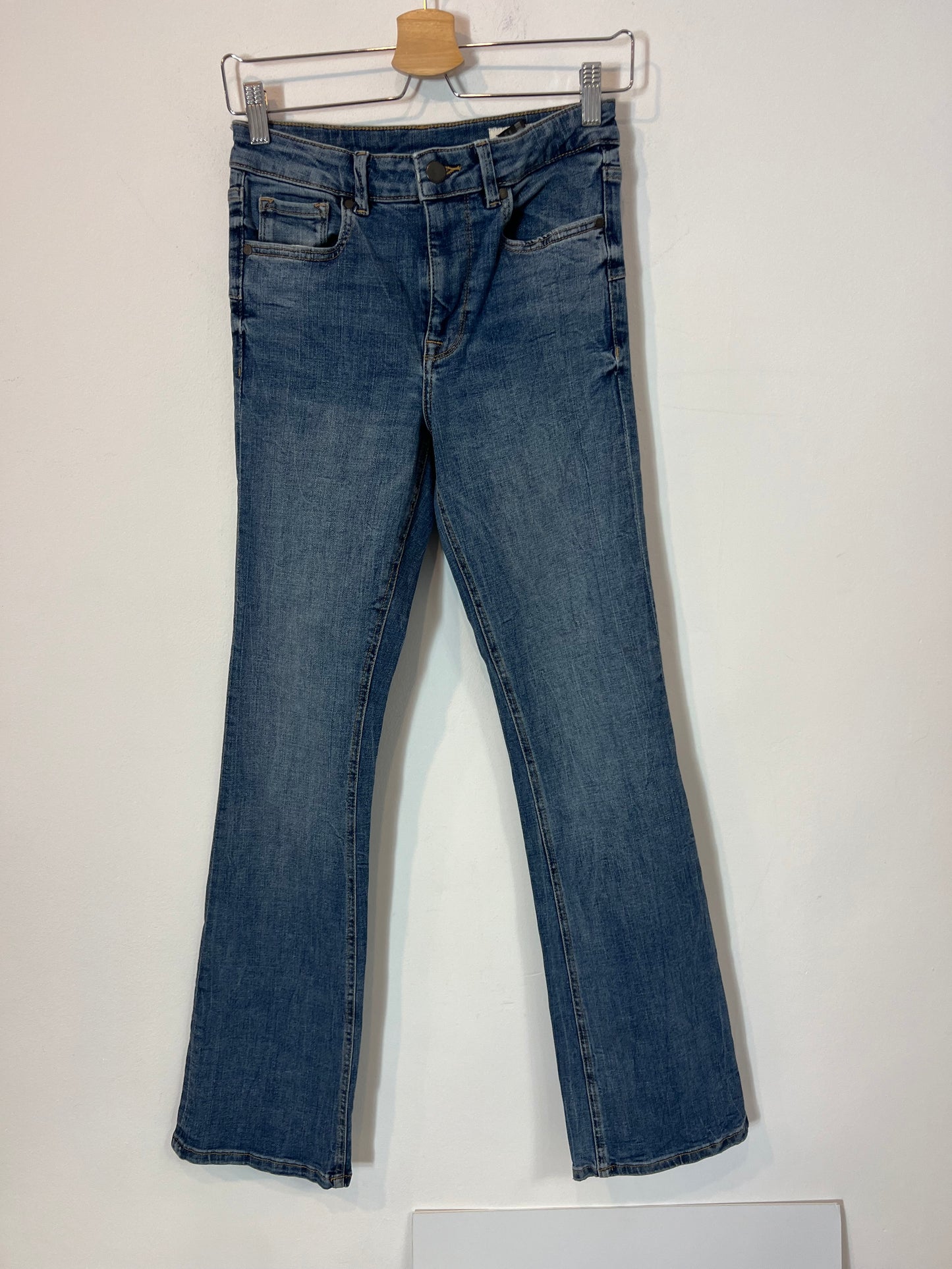 ZARA. pantalón denim campana T.36