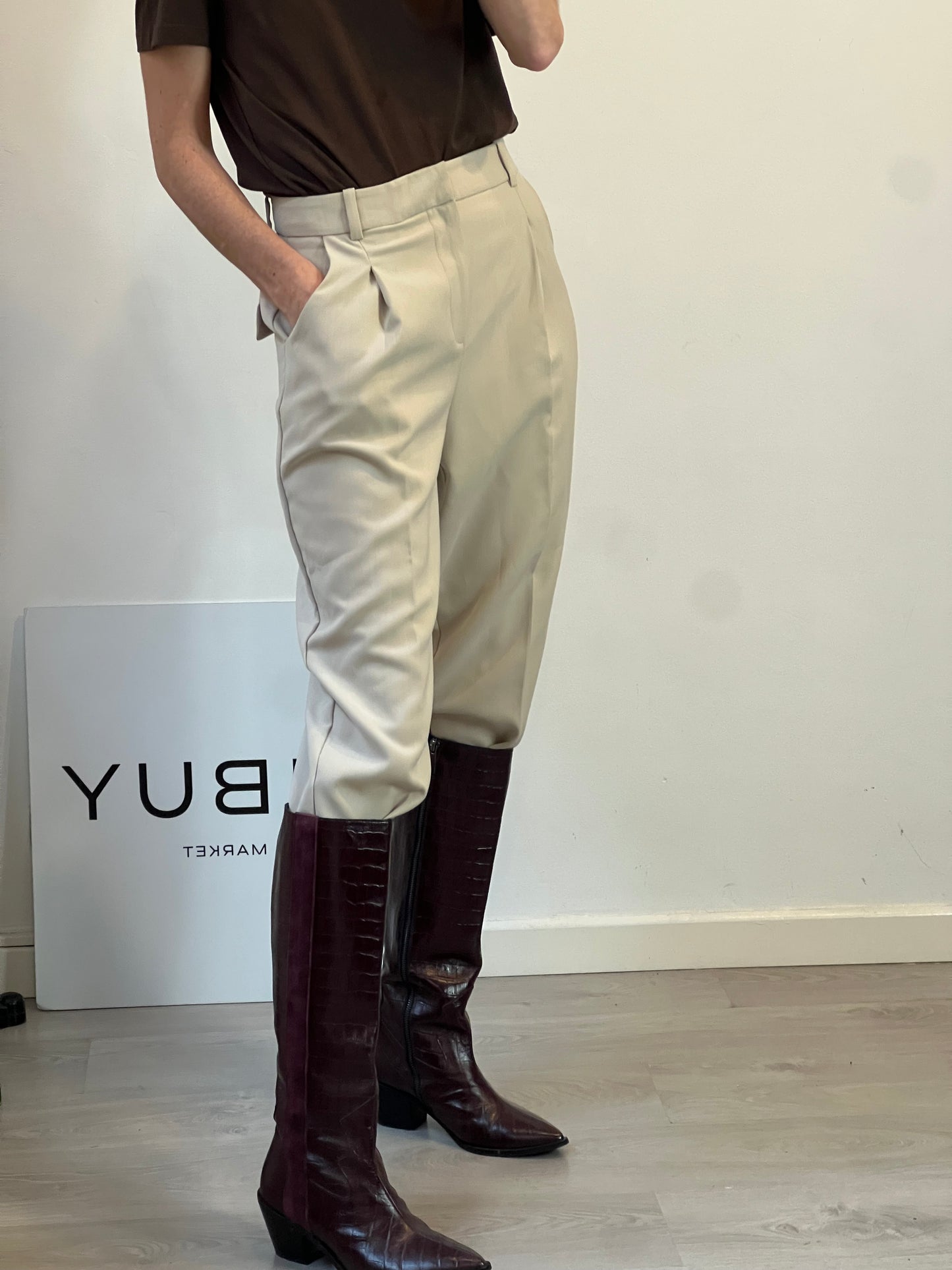 ZARA. Pantalón beige pinzas