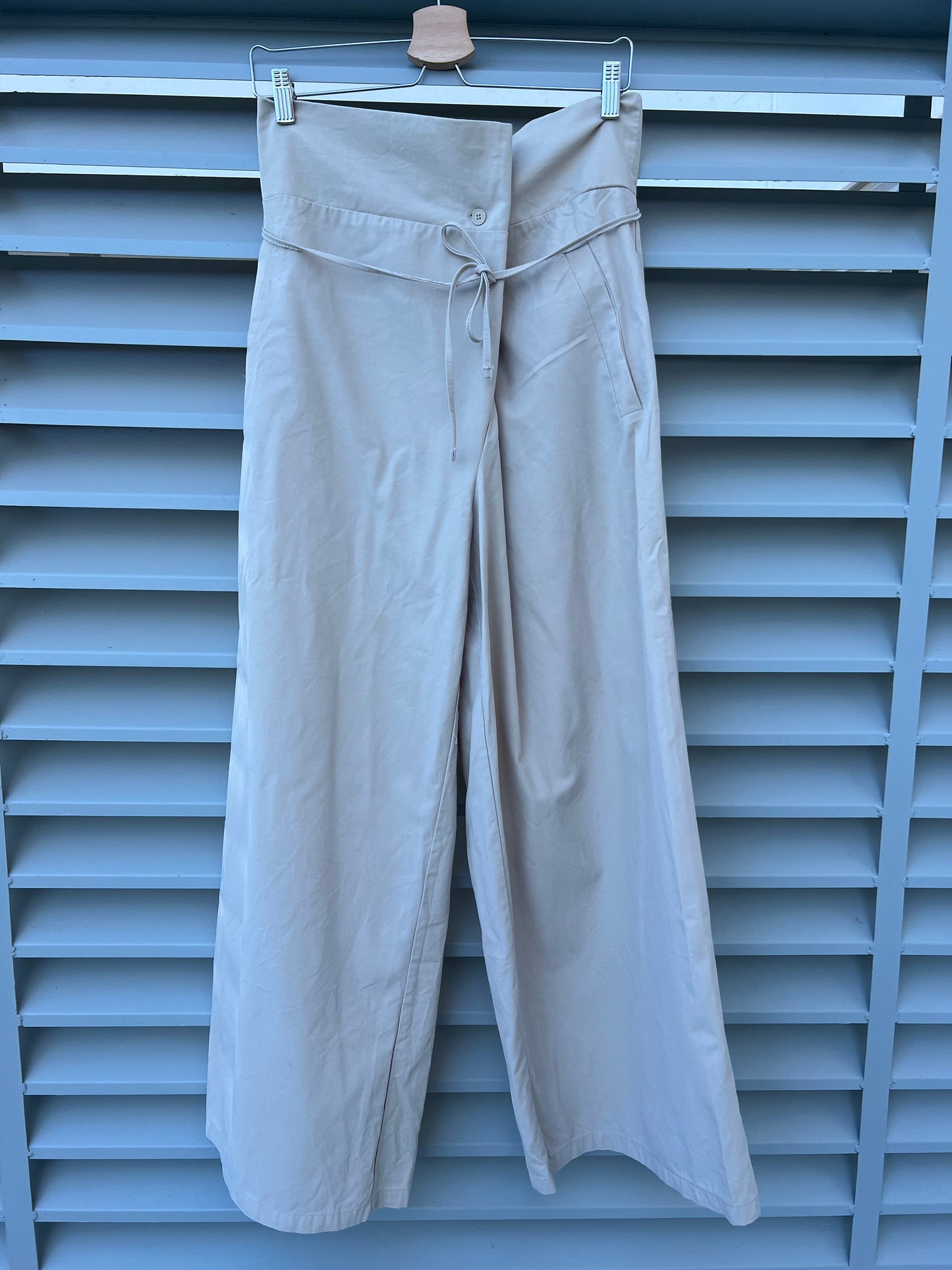 ZARA. Pantalón ancho beige cintura