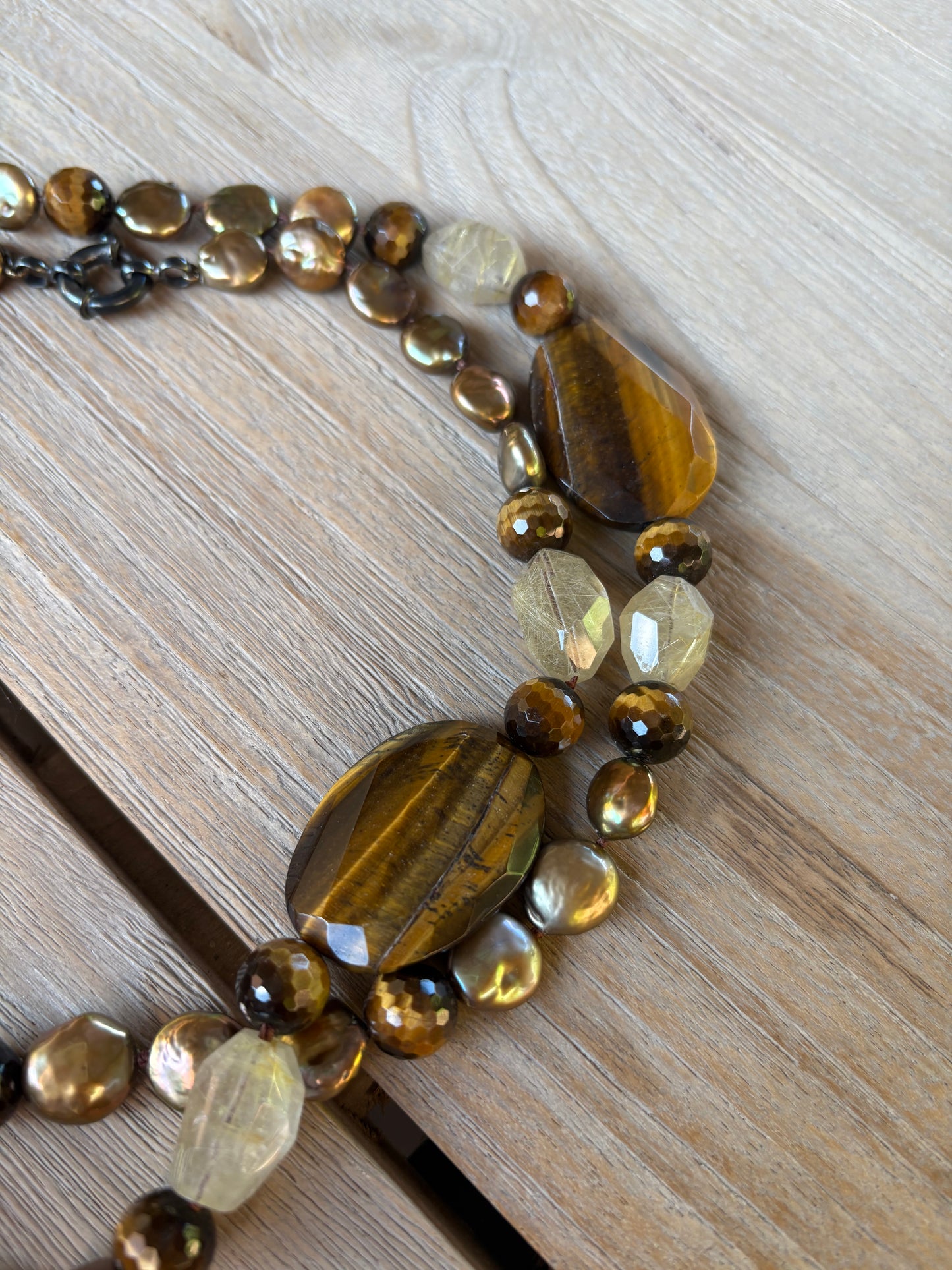 OTRAS. Collar doble vuelta piedras color tierra