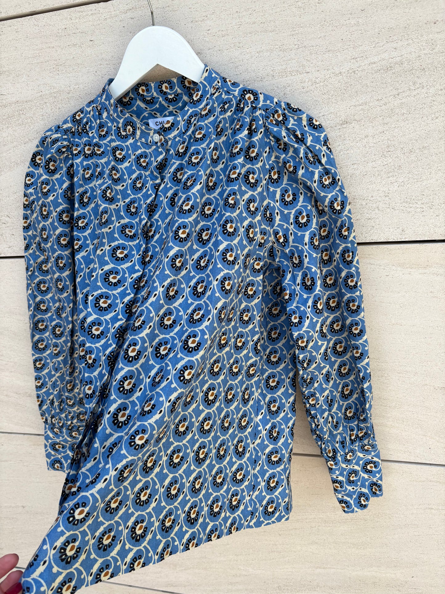 CHLOÉ STORA. Blusa azul estampada