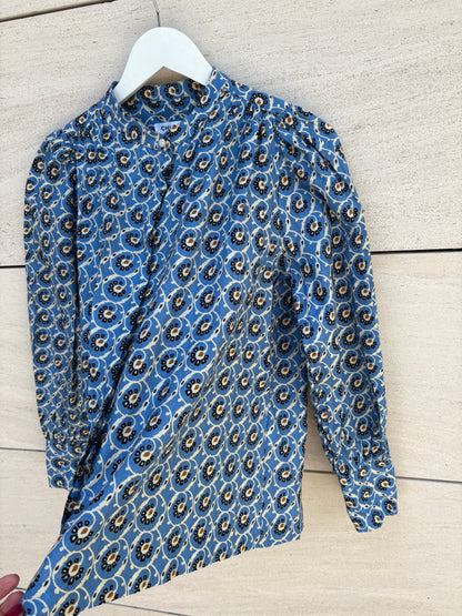 CHLOÉ STORA. Blusa azul estampada