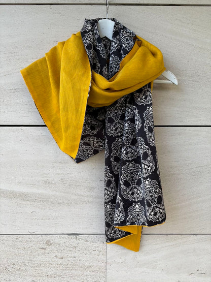 ALEXANDER McQUEEN. Pañuelo con cashmere calaveras