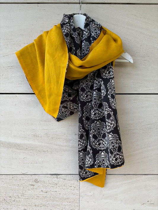 ALEXANDER McQUEEN. Pañuelo con cashmere calaveras