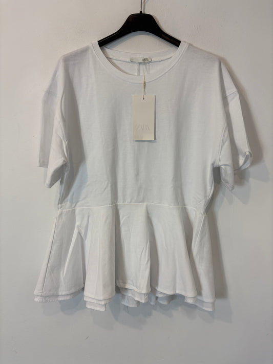 ZARA. Camiseta blanca volante