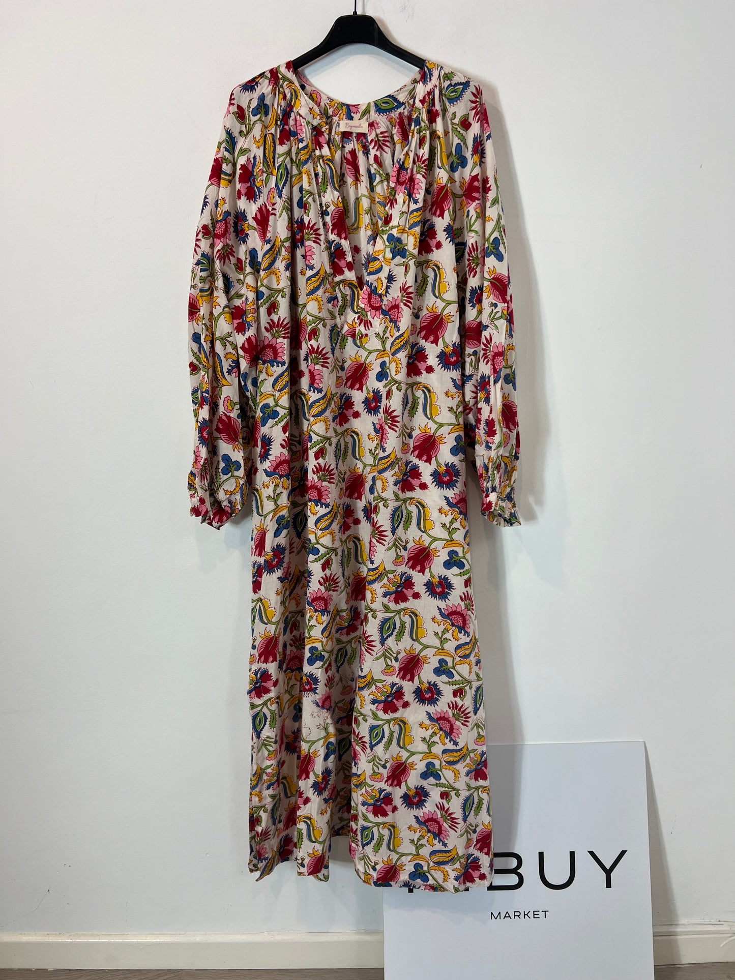 BUGANVILIA. Long white dress with red flowers, size 3XL